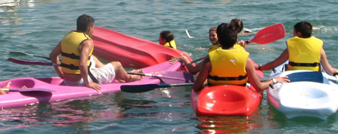 Piragüismo y bodyboard en el campamento